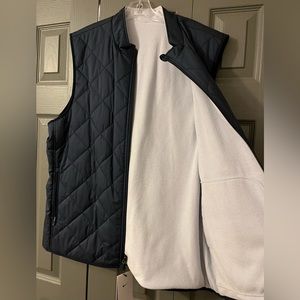 Men’s XL Nike reversible vest with gray fleece and navy pattern.